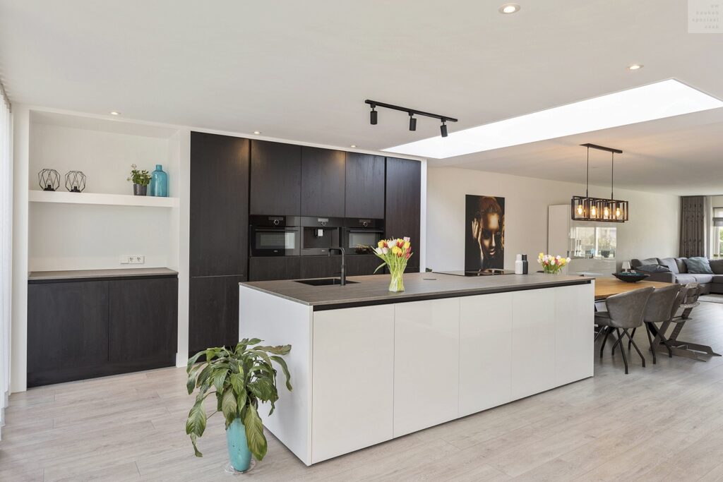 01_RR_Eilandkeuken_Wit_Hout_Megens